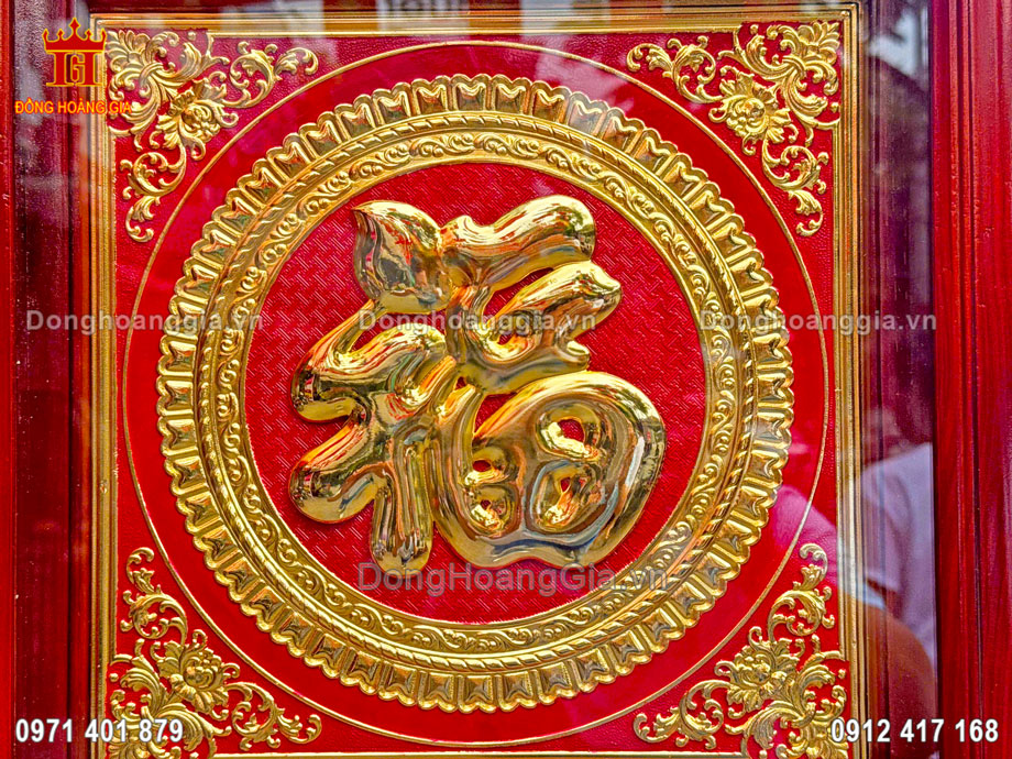 Từng đường nét trên bức tranh chữ phúc được chạm khắc tỉ mỉ nhất